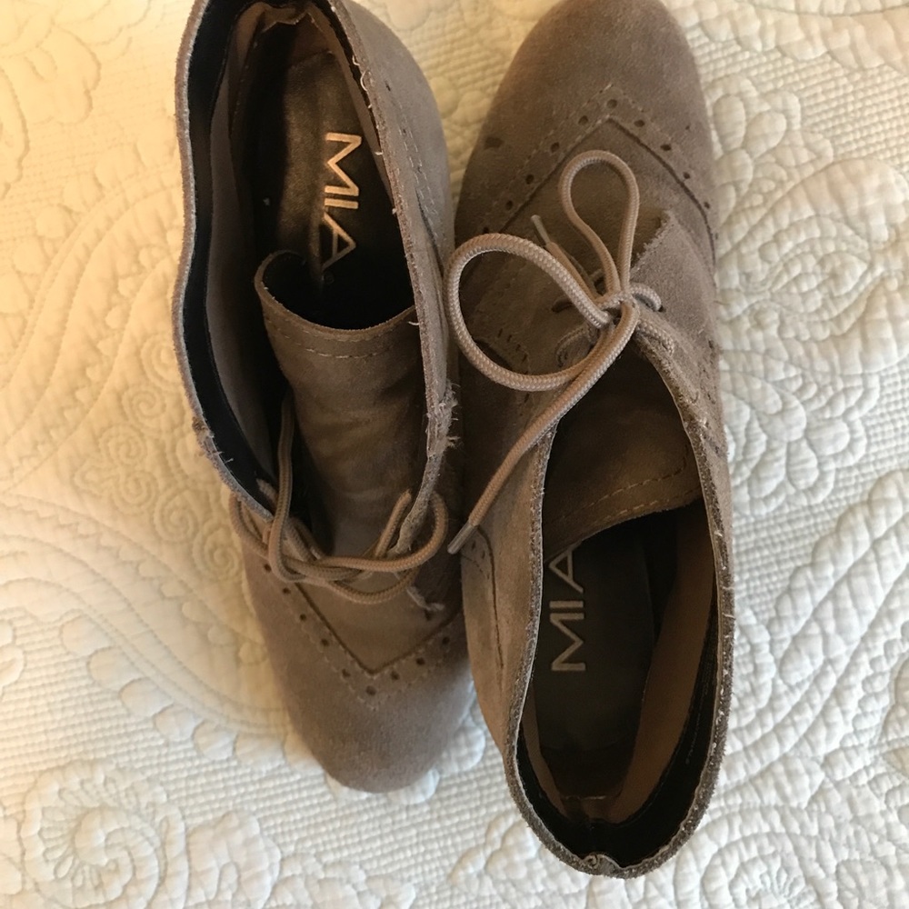 Mia gray felt wedges. Tan rubber sole. Size 9 - Picture 3 of 6